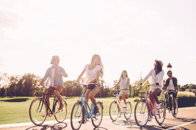 nuoret yhdessä pyöräilee